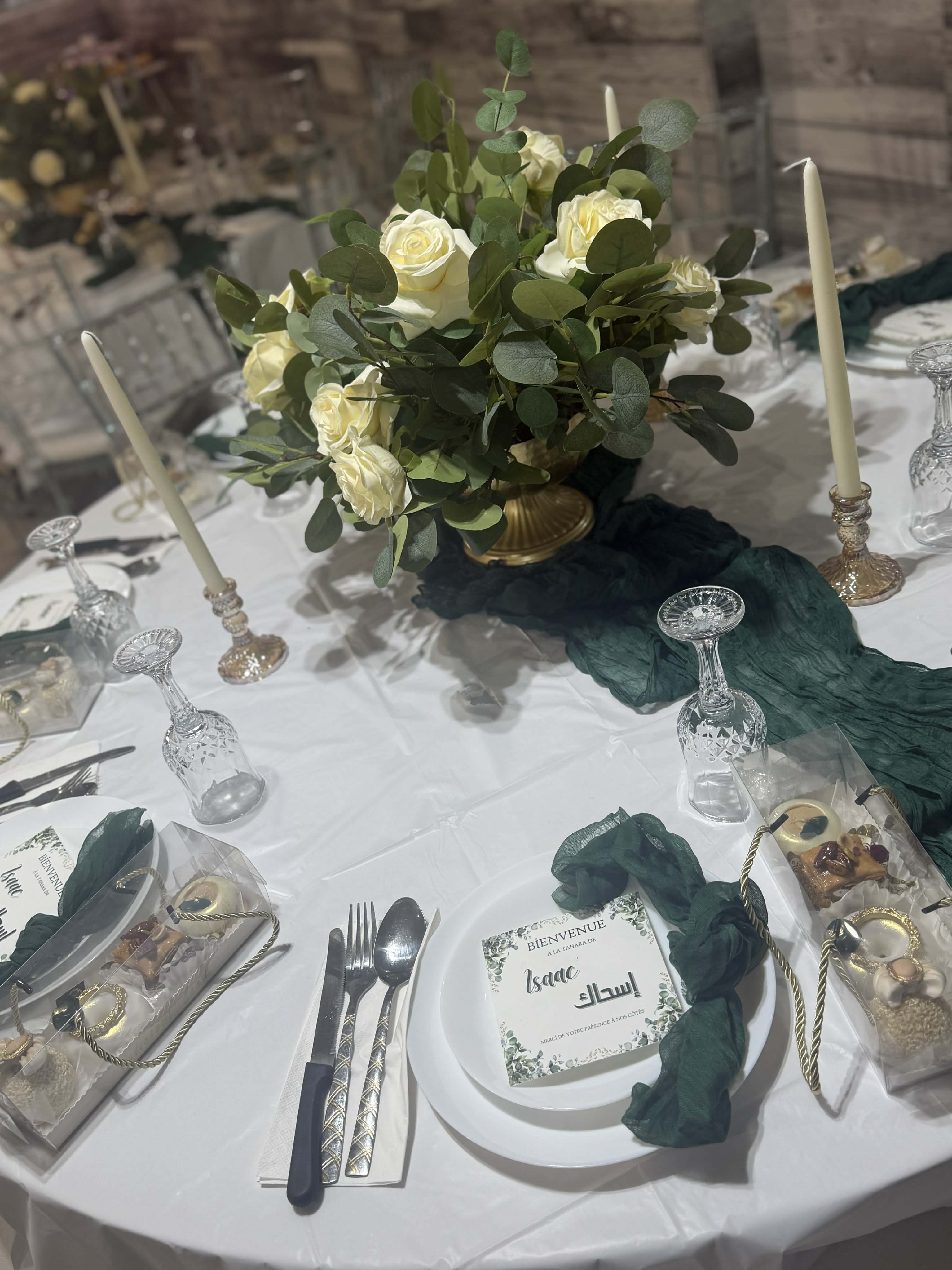 Table élégante décorée de fleurs à la salle ROSE